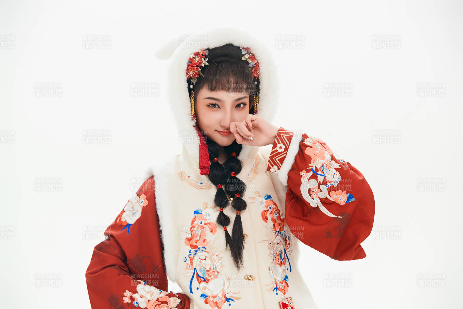 白色背景下身穿喜慶中式漢服的可愛少女