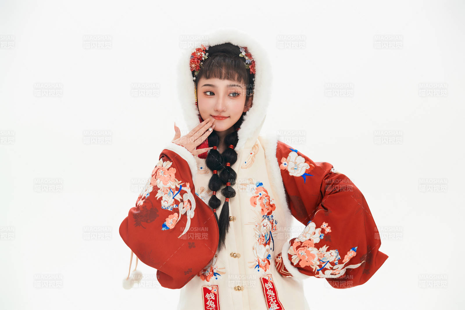 白色背景下身穿喜慶中式漢服的可愛少女