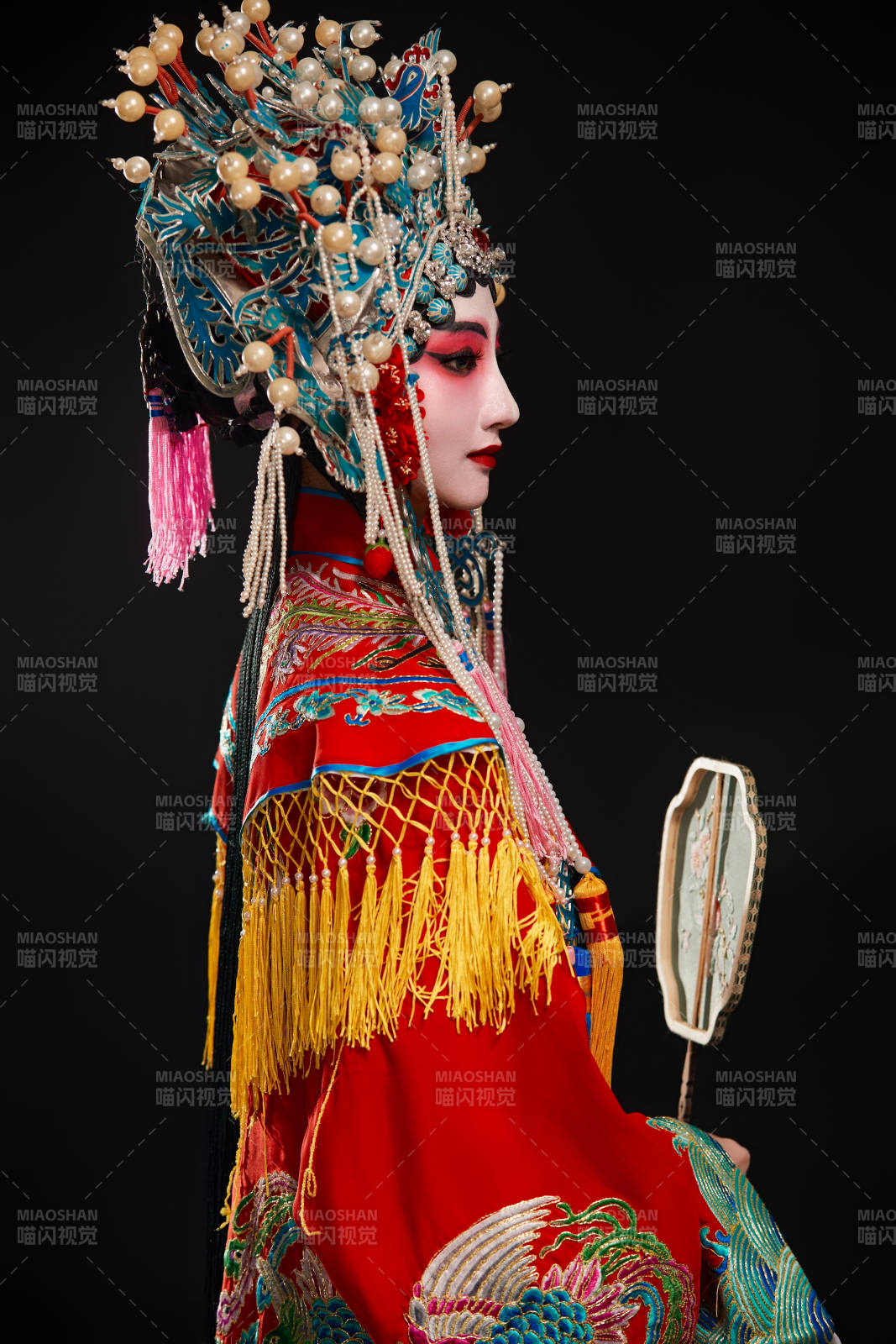 裝扮國粹京劇貴妃醉酒角色形象的中國少女