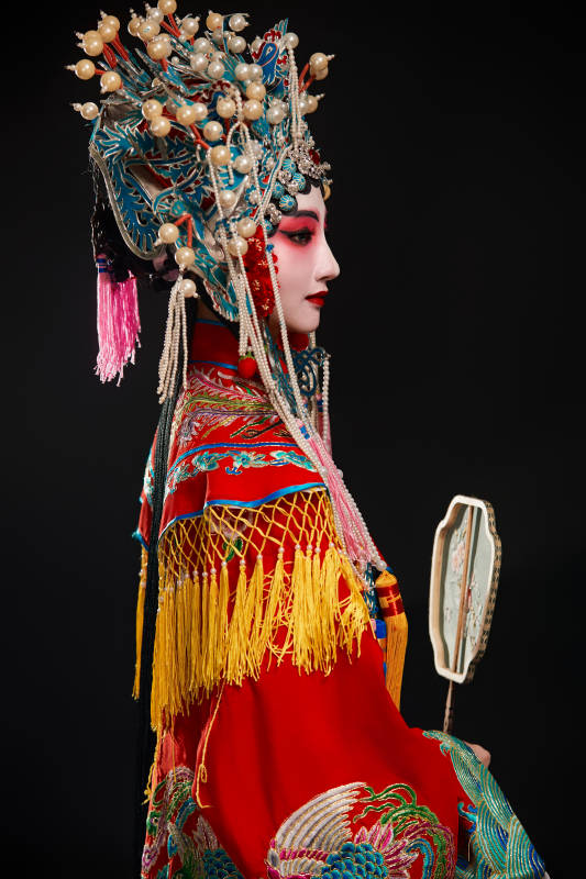 装扮国粹京剧贵妃醉酒角色形象的中国少女