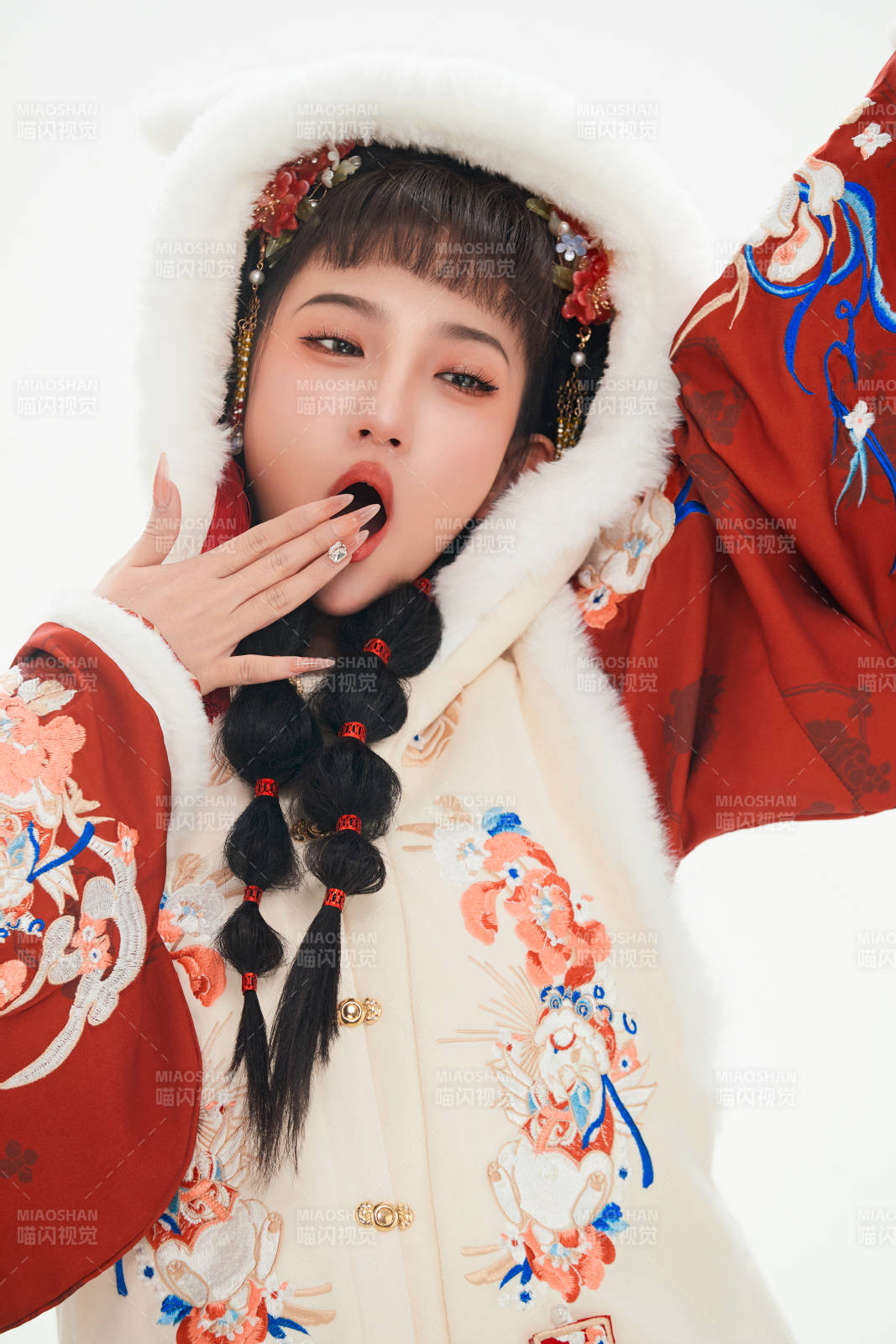 白色背景下身穿喜慶中式漢服的可愛少女