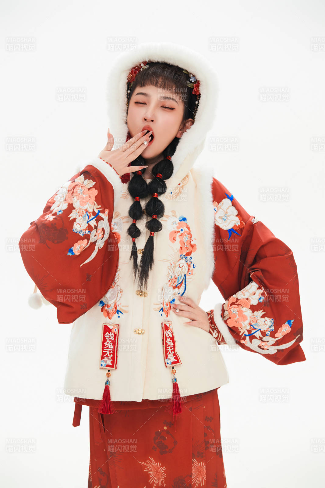 白色背景下身穿喜慶中式漢服的可愛少女