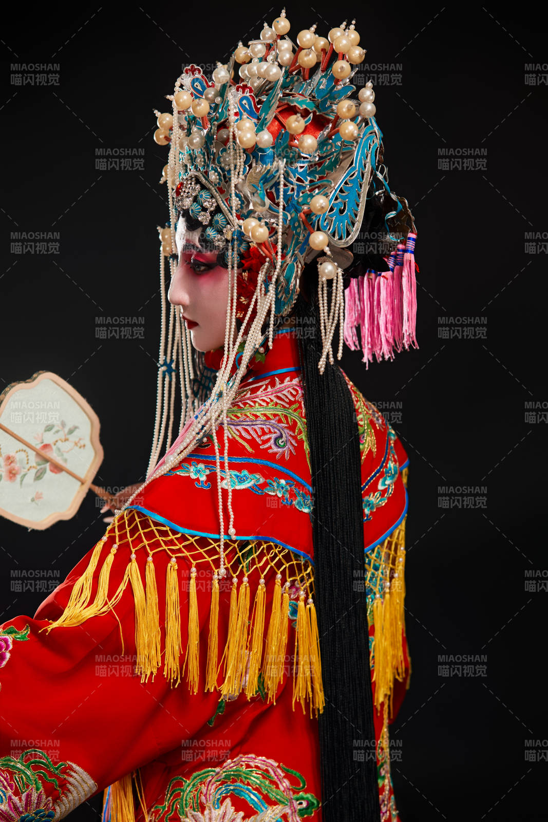 裝扮國粹京劇貴妃醉酒角色形象的中國少女