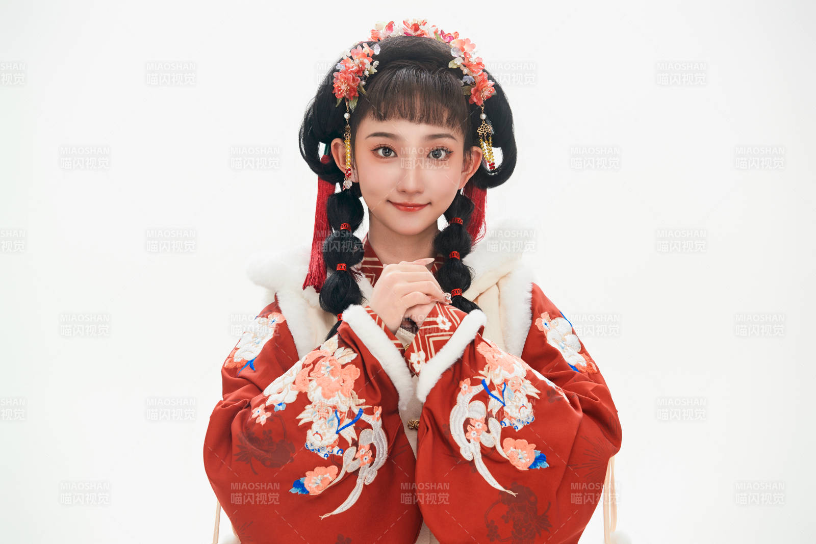 白色背景下身穿喜慶中式漢服的可愛少女