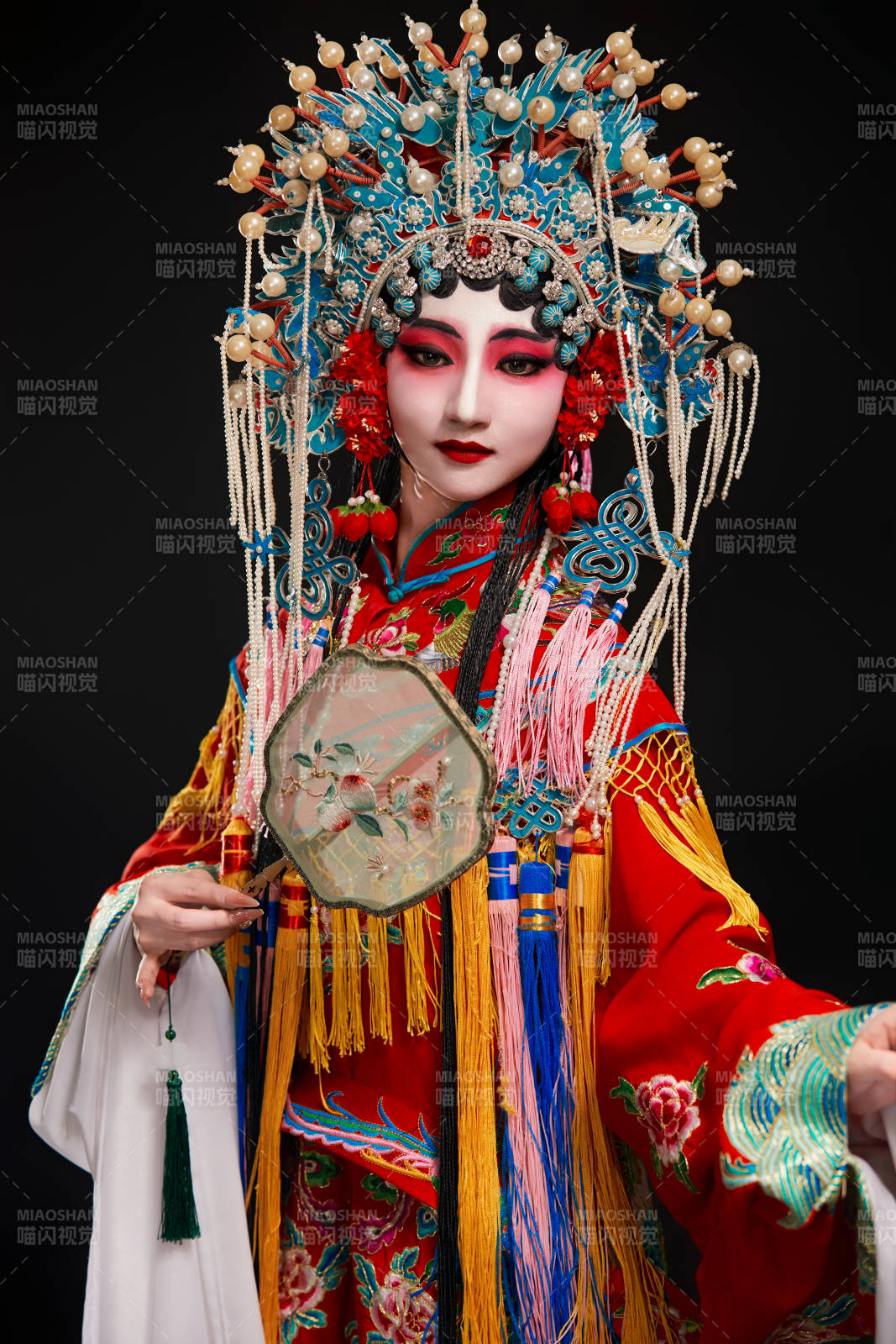 裝扮國粹京劇貴妃醉酒角色形象的中國少女