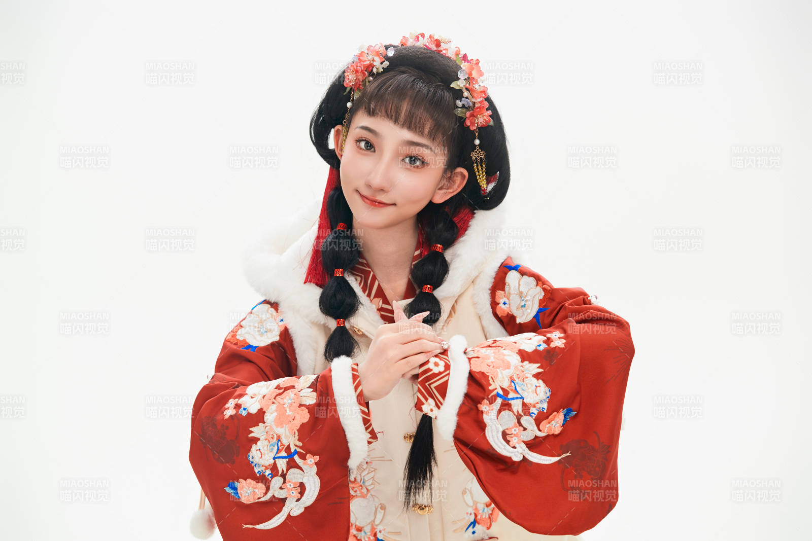 白色背景下身穿喜慶中式漢服的可愛少女