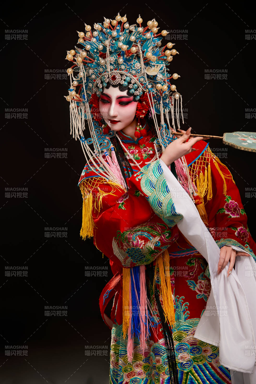 裝扮國粹京劇貴妃醉酒角色形象的中國少女