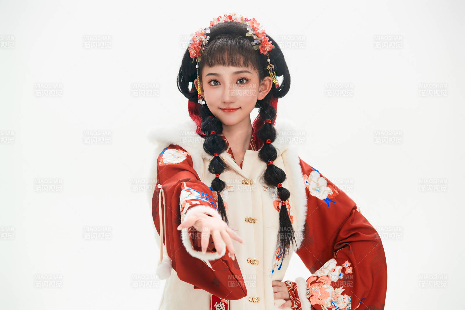 白色背景下身穿喜慶中式漢服的可愛(ài)少女