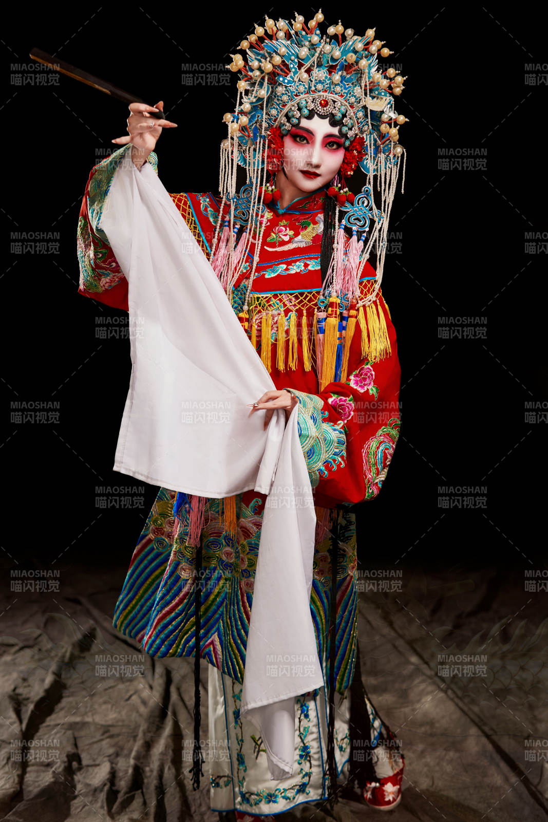 裝扮國粹京劇貴妃醉酒角色形象的中國少女