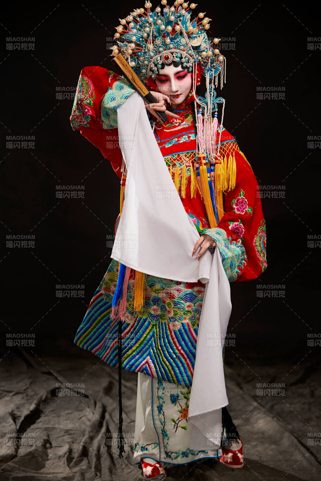 裝扮國粹京劇貴妃醉酒角色形象的中國少女