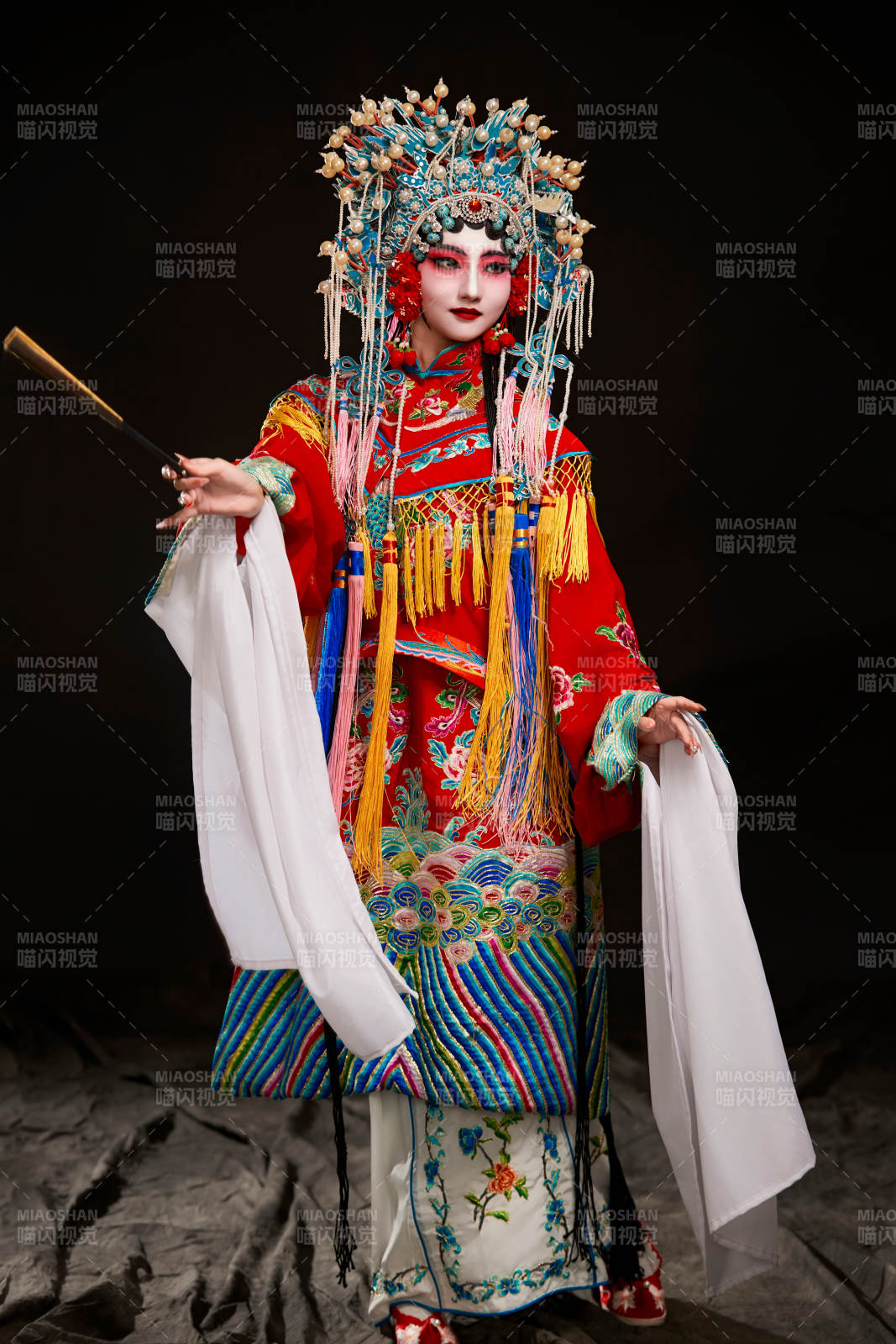 裝扮國粹京劇貴妃醉酒角色形象的中國少女