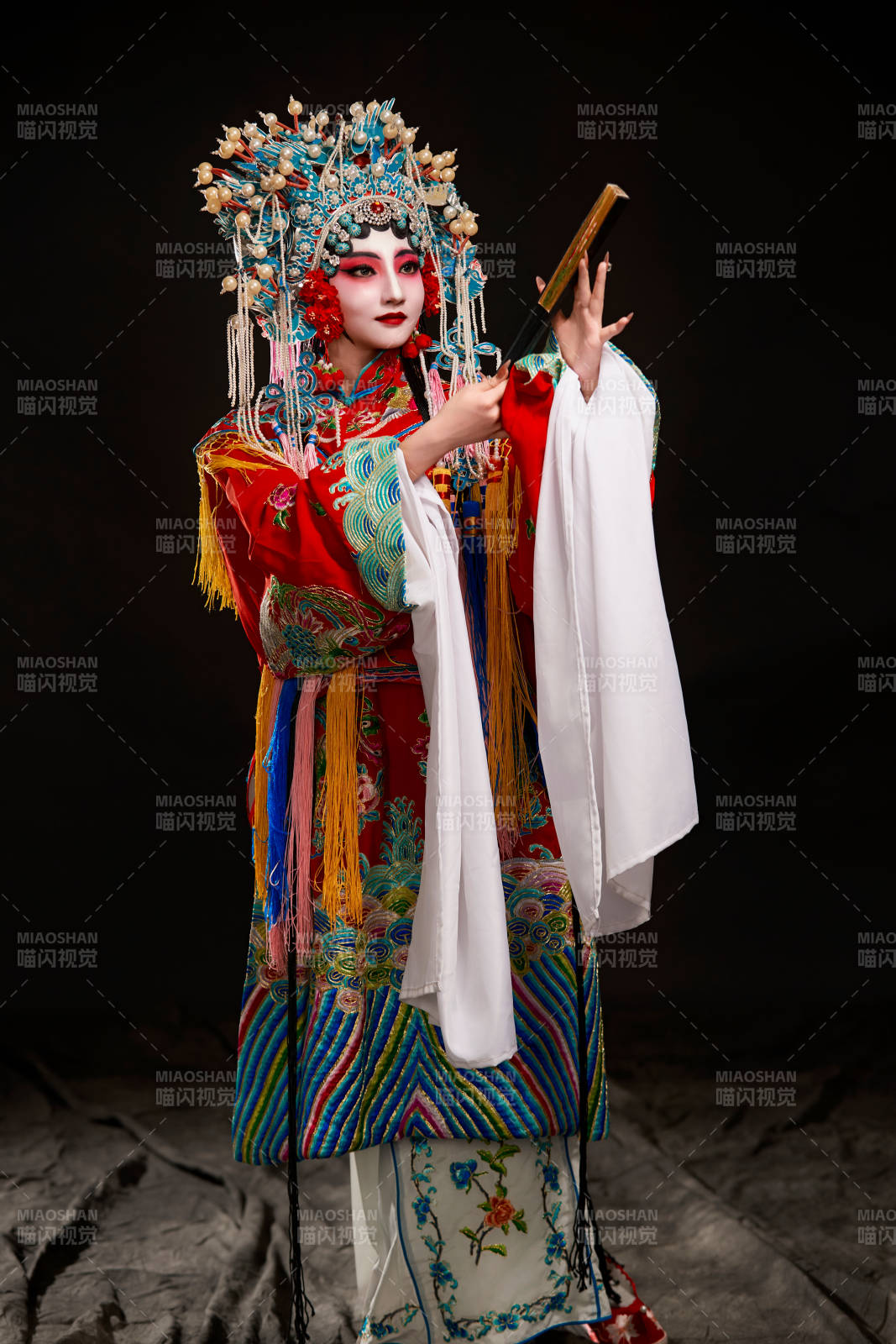 裝扮國粹京劇貴妃醉酒角色形象的中國少女