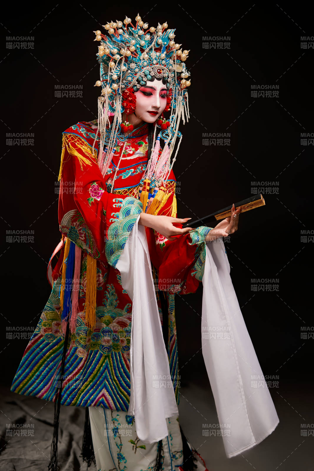 裝扮國粹京劇貴妃醉酒角色形象的中國少女