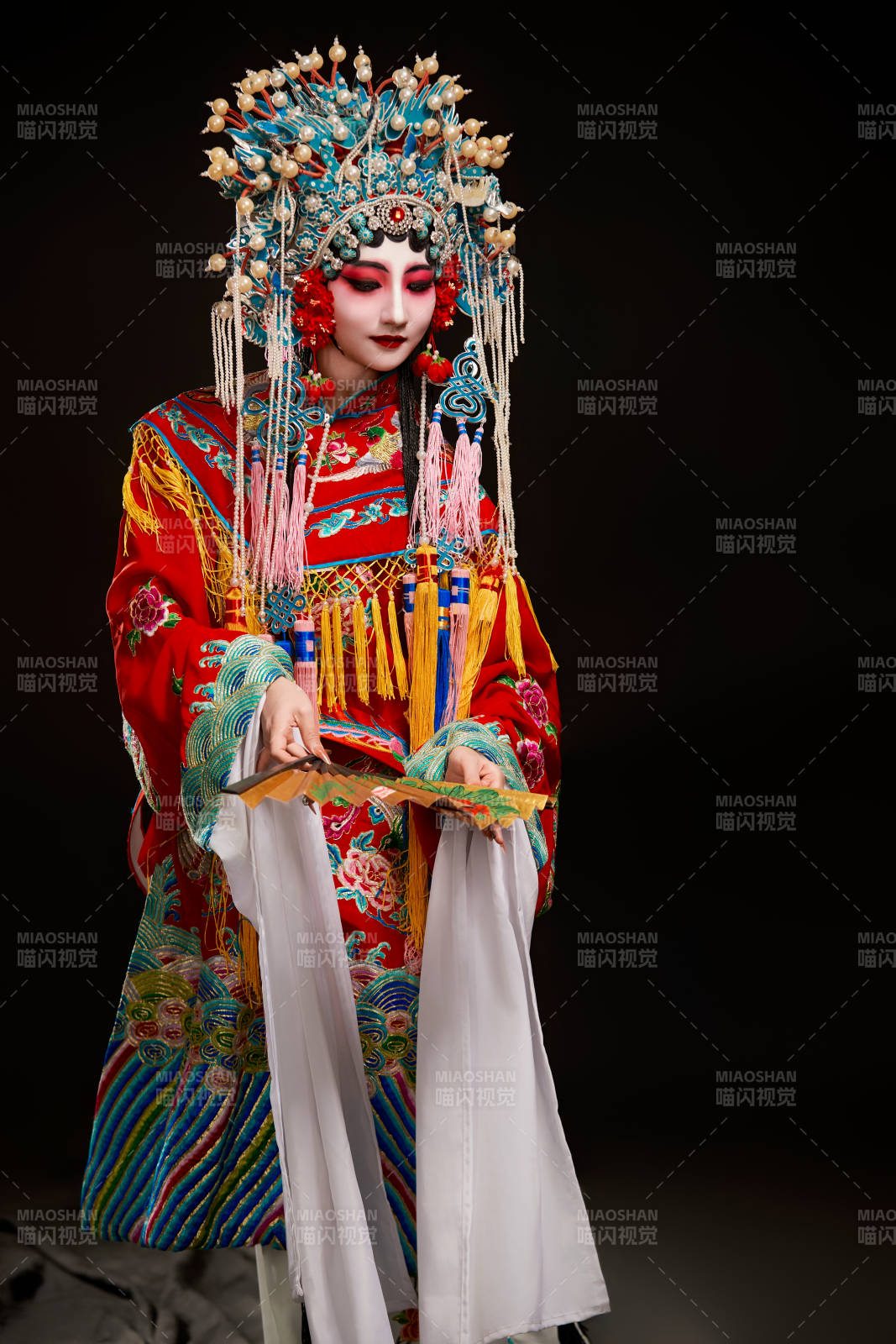 裝扮國粹京劇貴妃醉酒角色形象的中國少女