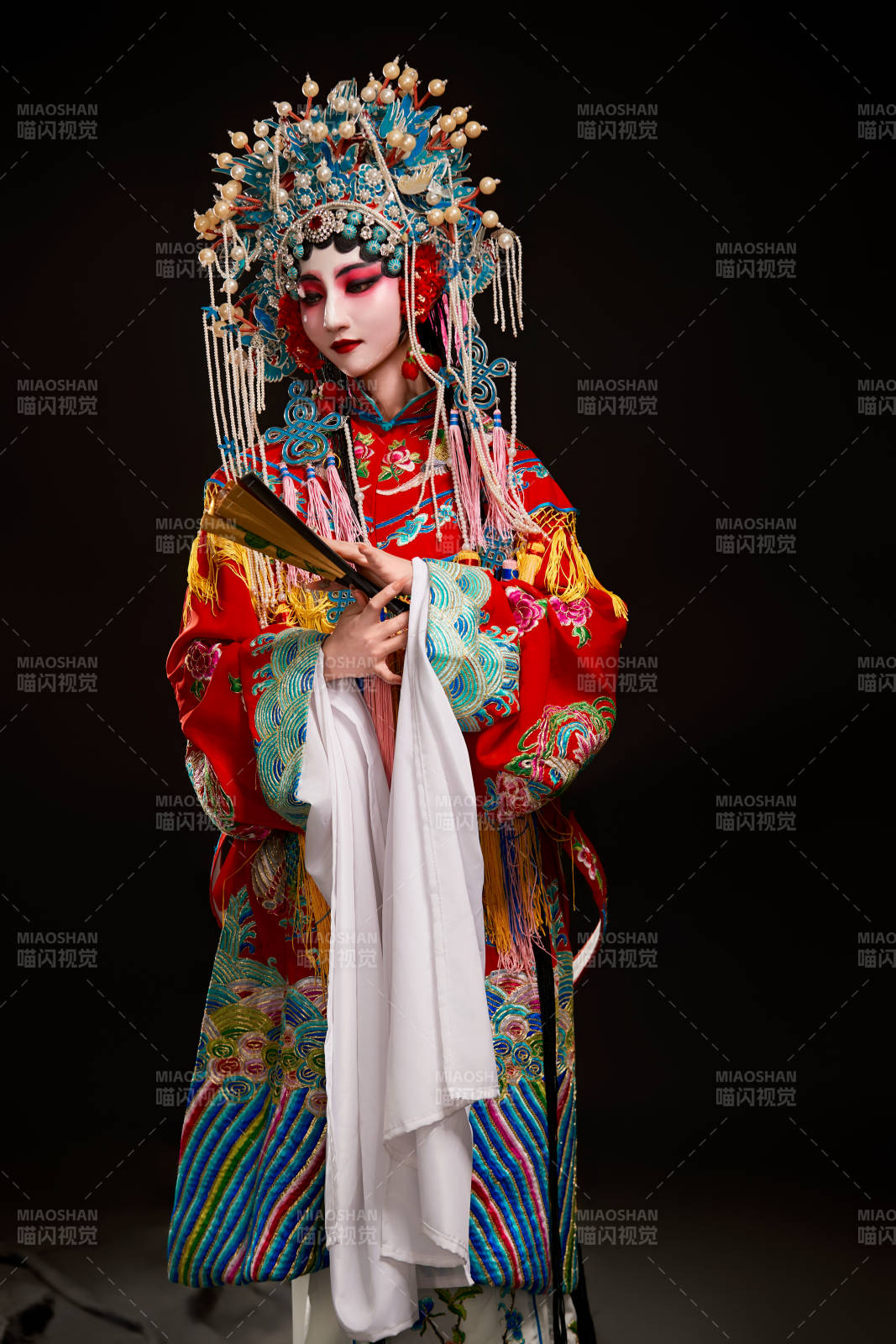 裝扮國粹京劇貴妃醉酒角色形象的中國少女