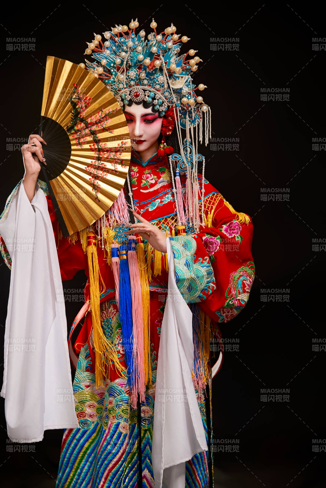 裝扮國粹京劇貴妃醉酒角色形象的中國少女