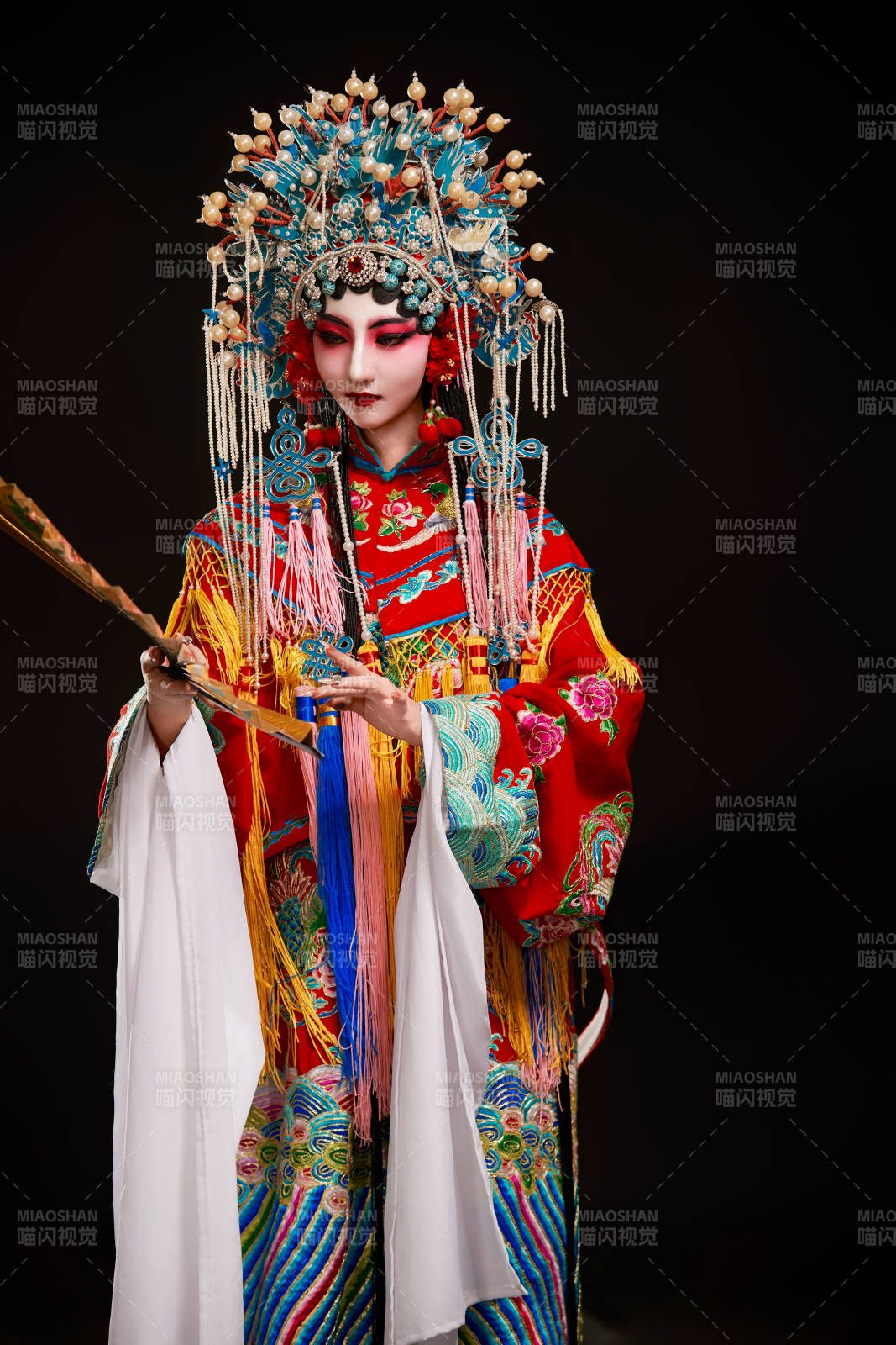 裝扮國粹京劇貴妃醉酒角色形象的中國少女