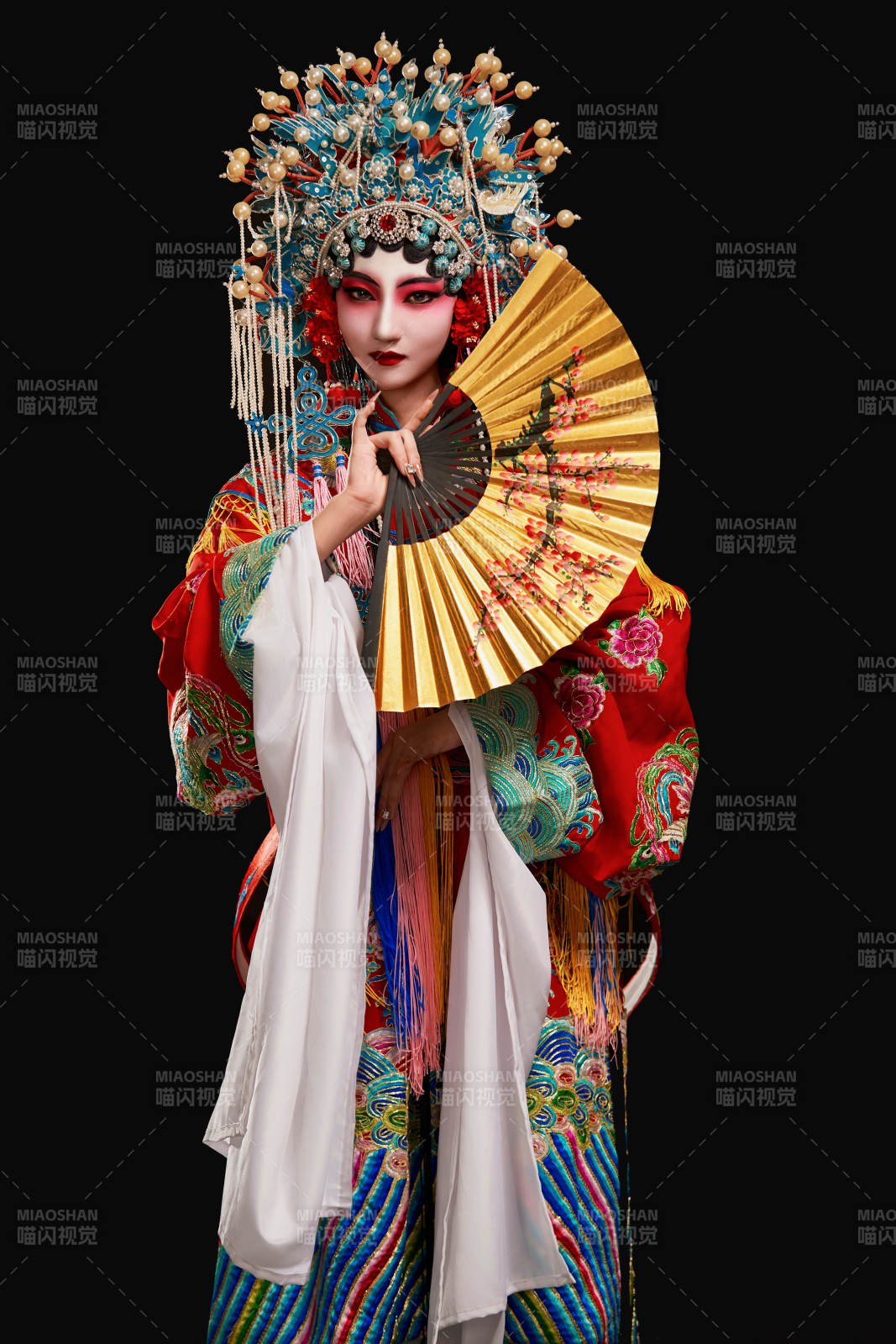 裝扮國粹京劇貴妃醉酒角色形象的中國少女