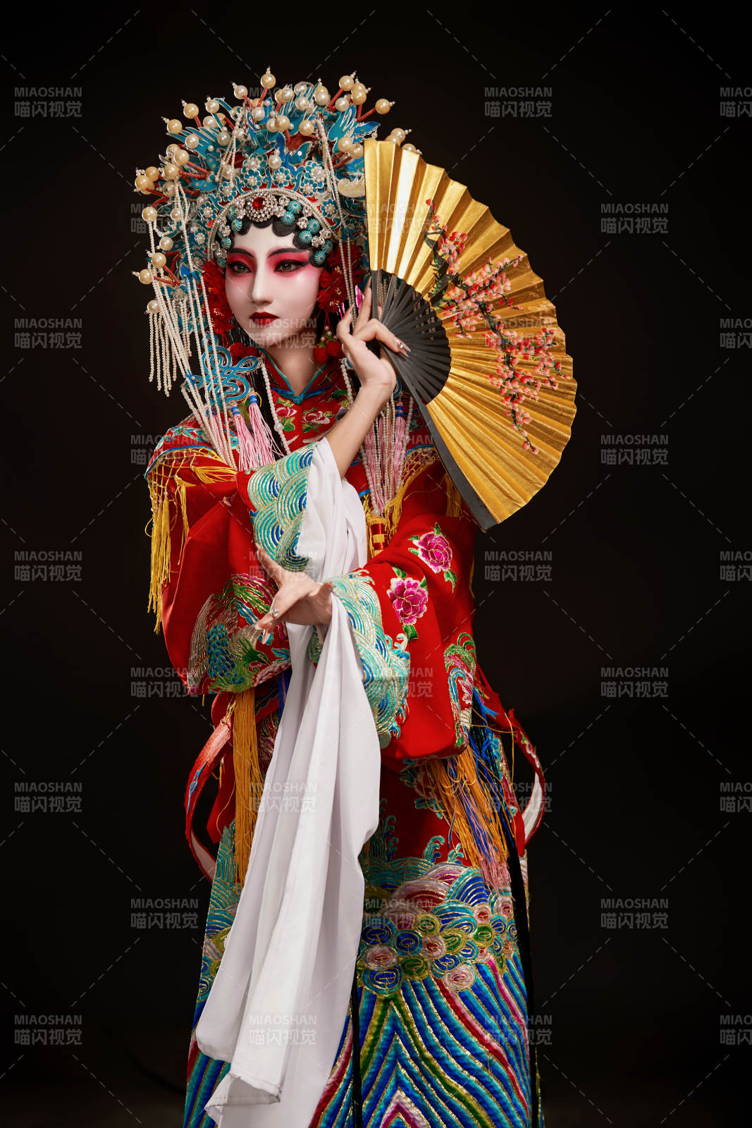 裝扮國(guó)粹京劇貴妃醉酒角色形象的中國(guó)少女