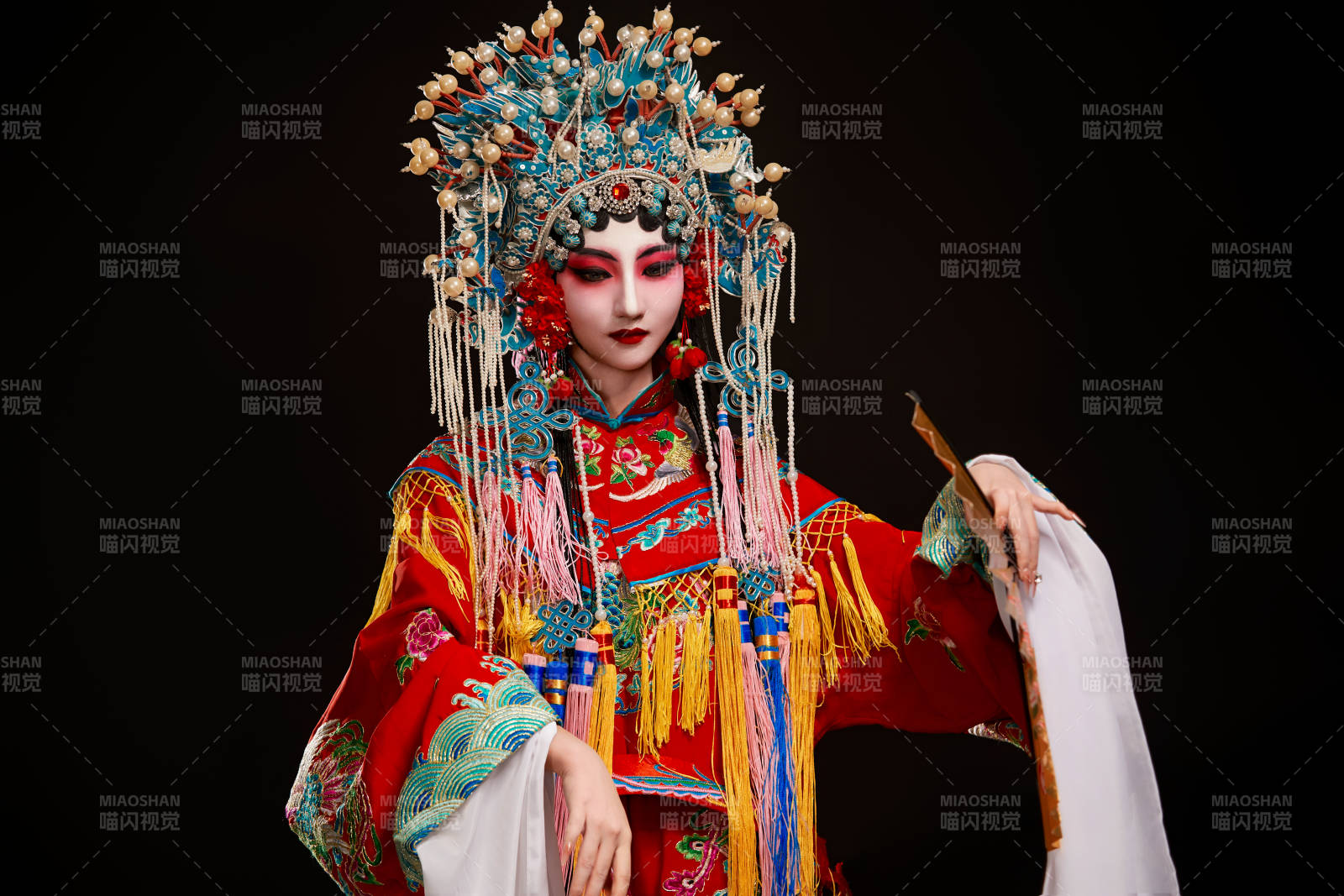 裝扮國粹京劇貴妃醉酒角色形象的中國少女