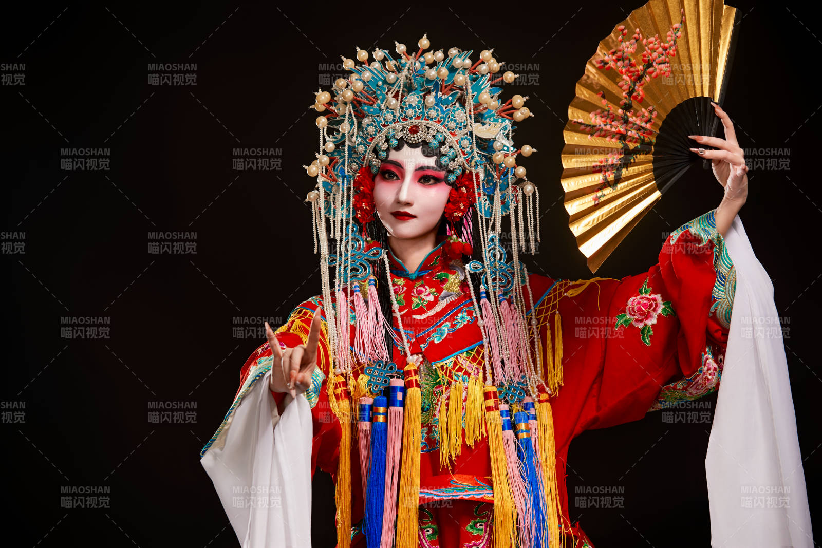 裝扮國粹京劇貴妃醉酒角色形象的中國少女