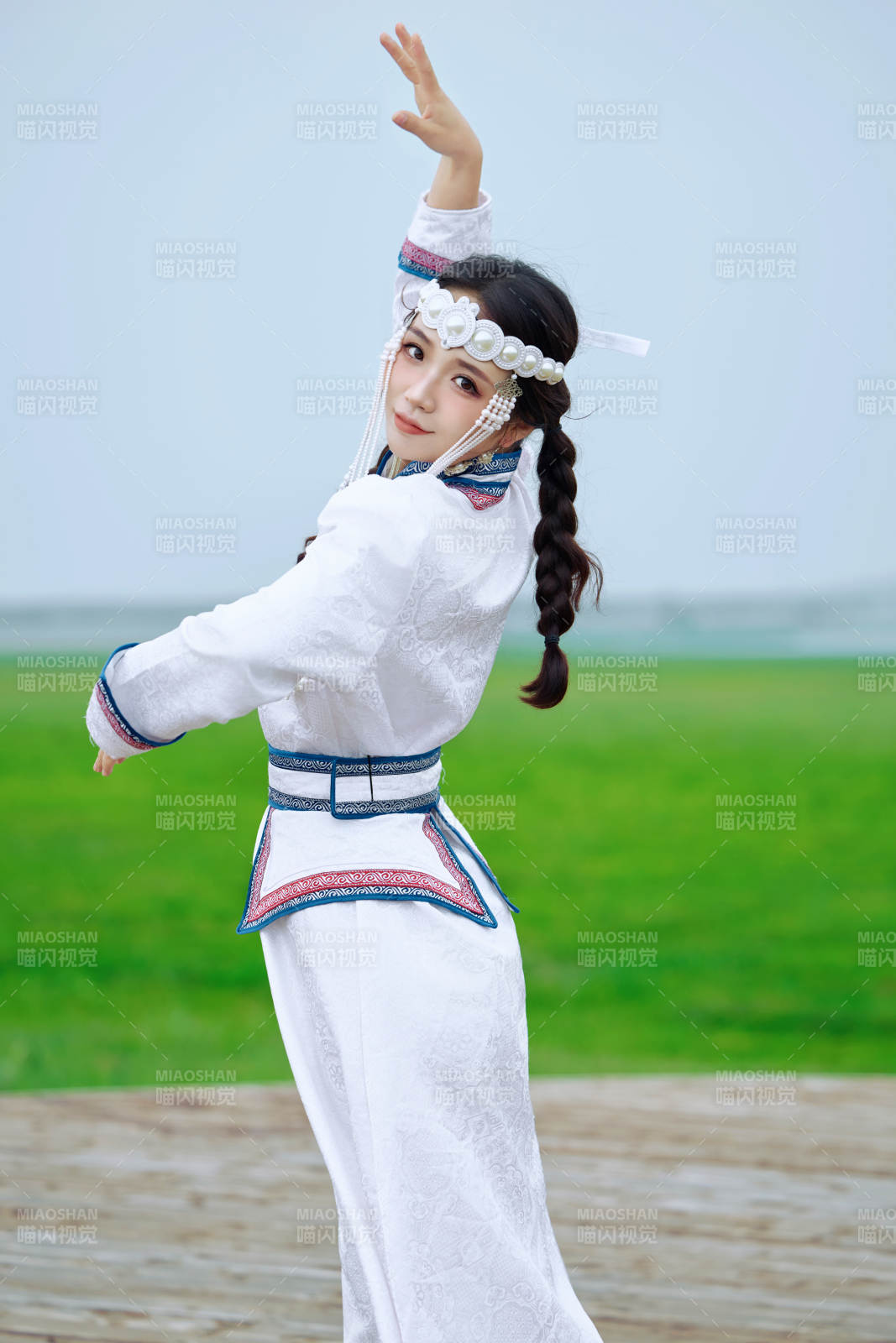 穿著蒙古族不里亞特傳統服飾的亞洲美女