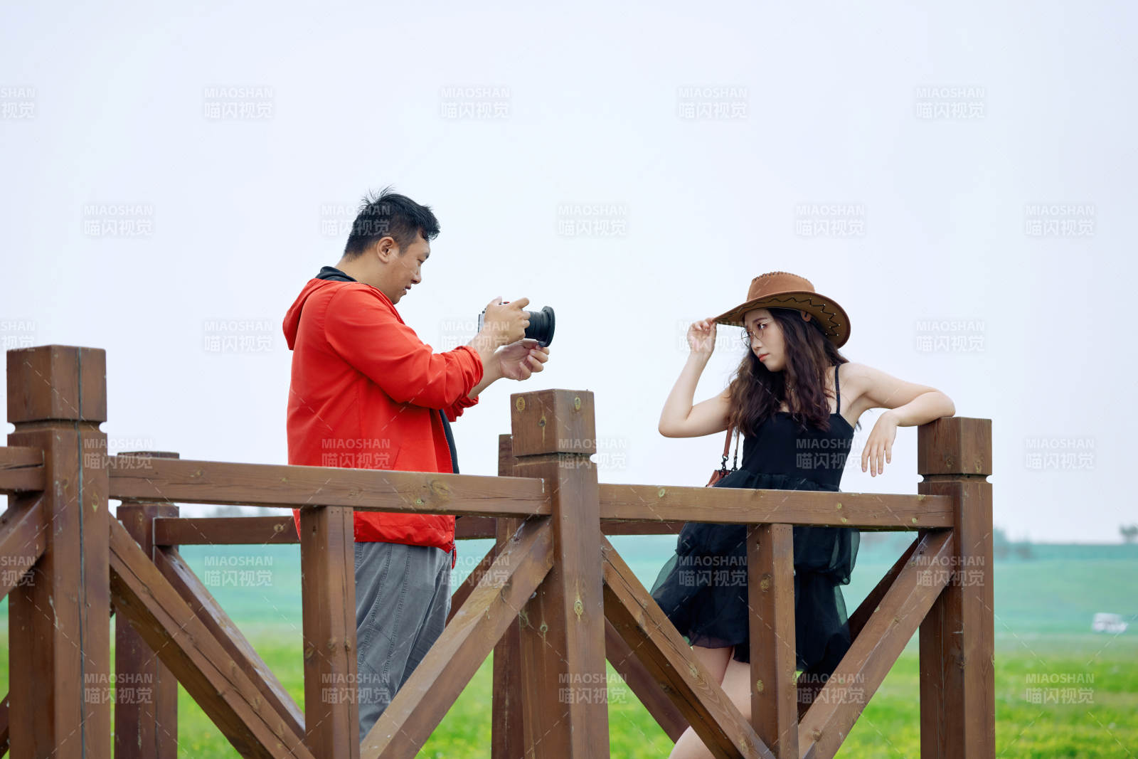 夏天在草原景區拍照的攝影師與模特
