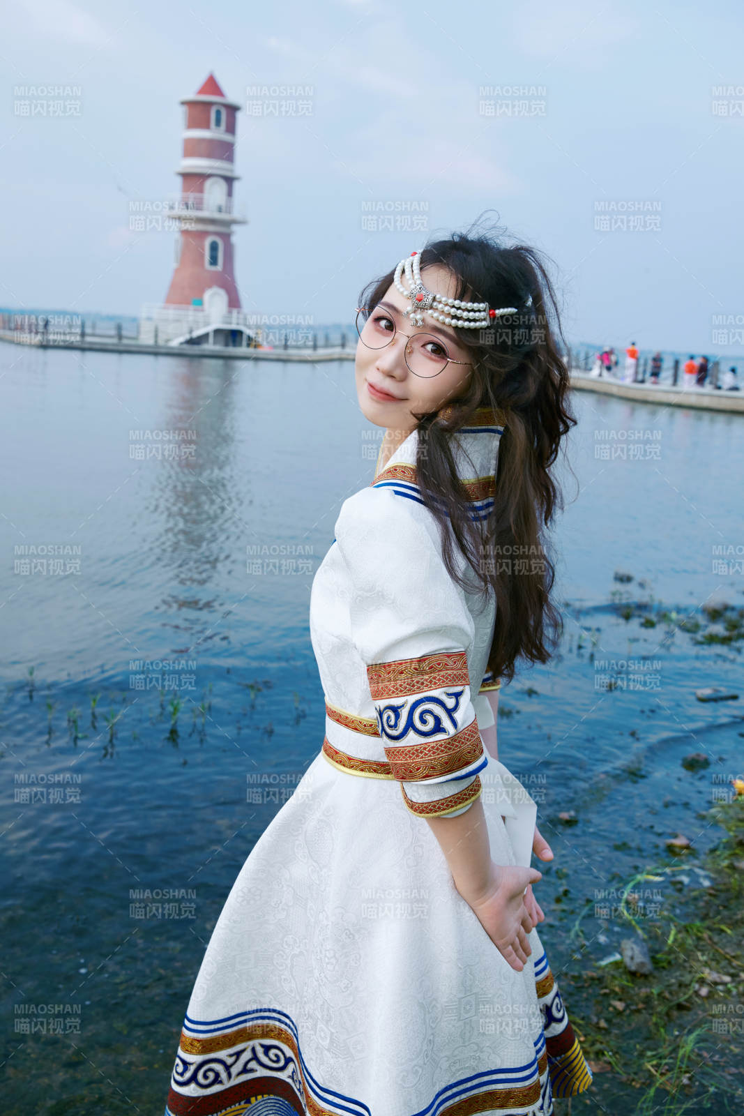 穿着蒙古族不里亚特传统服饰的亚洲美女