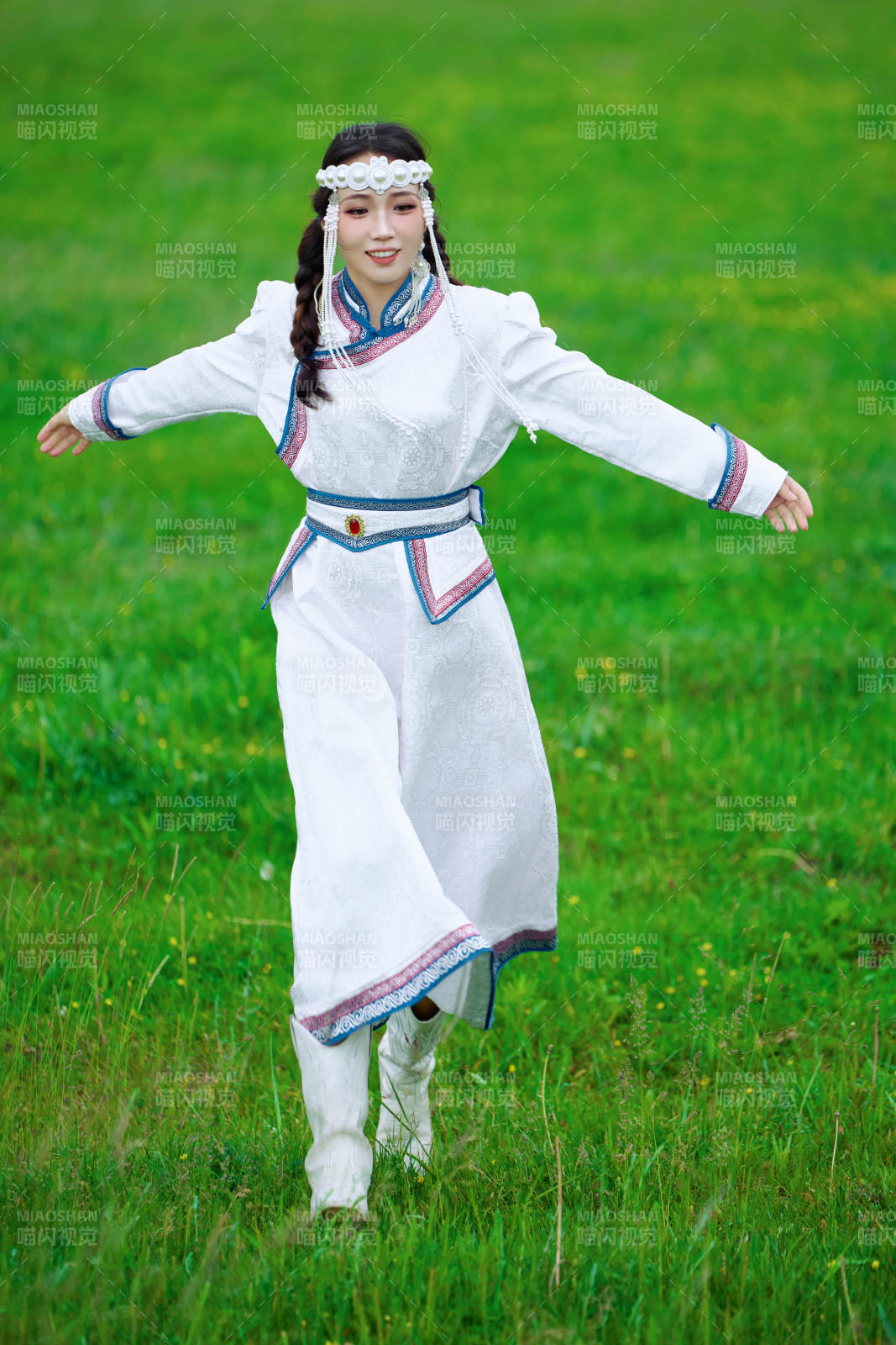 穿着蒙古族不里亚特传统服饰的亚洲美女