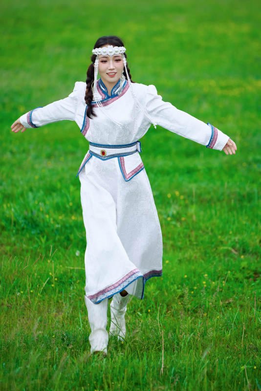 穿着蒙古族不里亚特传统服饰的亚洲美女