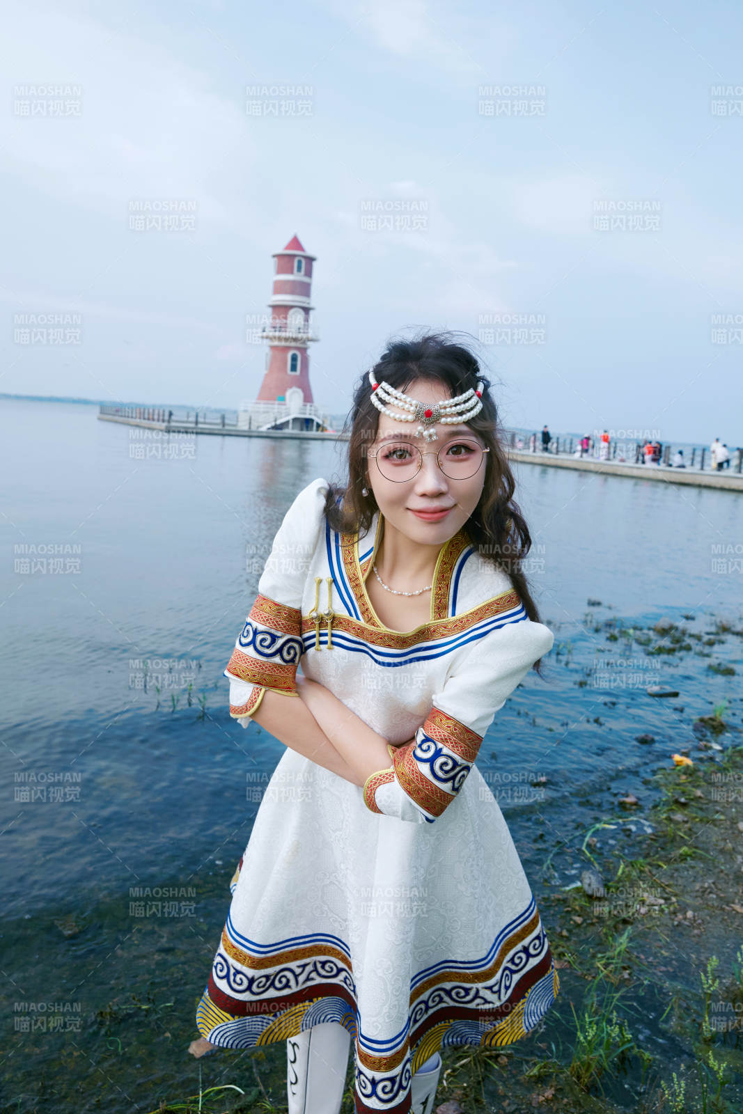 穿着蒙古族不里亚特传统服饰的亚洲美女