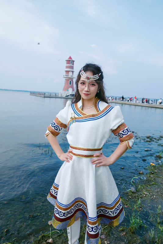 穿着蒙古族不里亚特传统服饰的亚洲美女