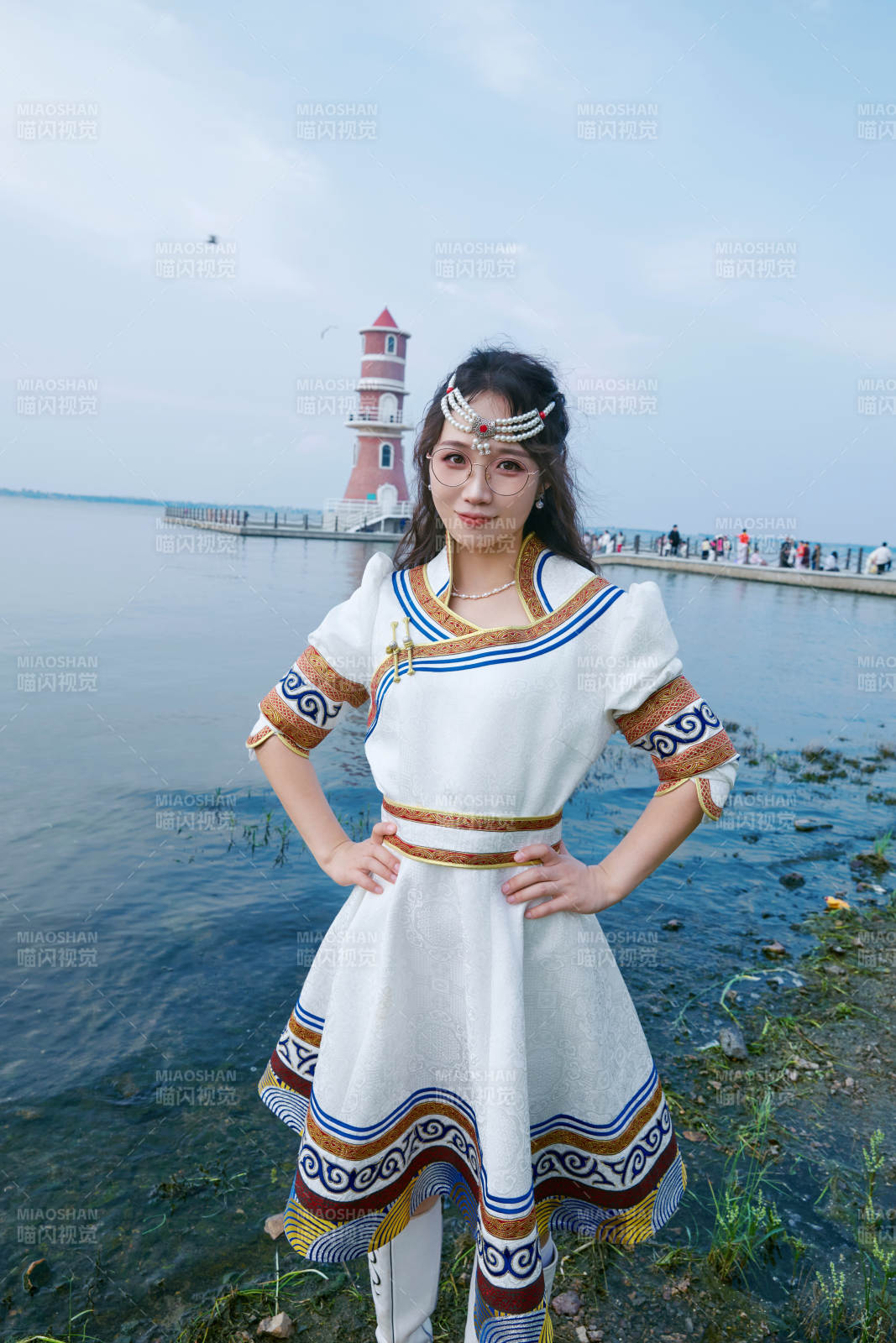 穿着蒙古族不里亚特传统服饰的亚洲美女