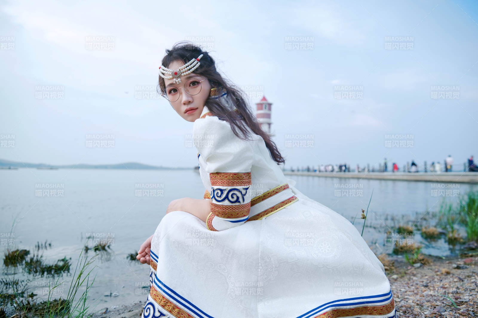 穿著蒙古族不里亞特傳統服飾的亞洲美女