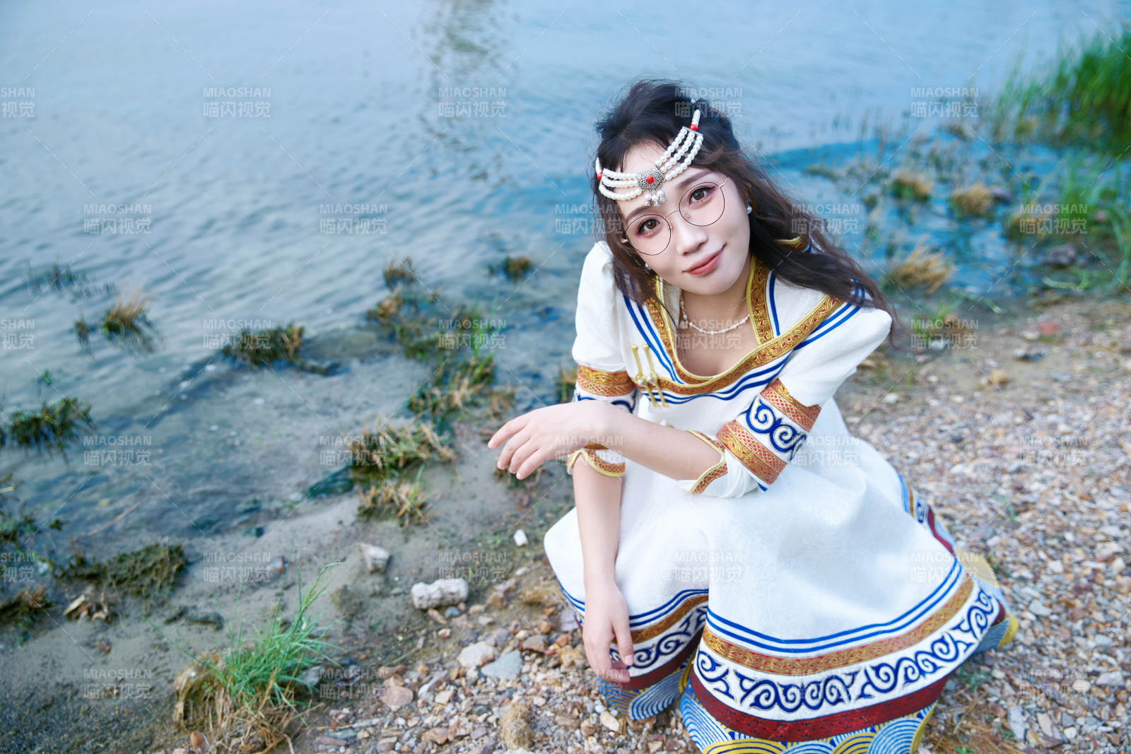 穿着蒙古族不里亚特传统服饰的亚洲美女