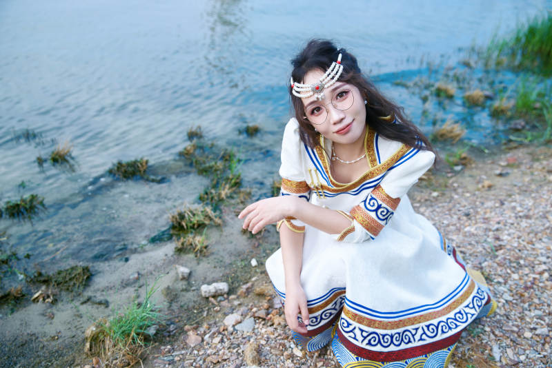 穿着蒙古族不里亚特传统服饰的亚洲美女