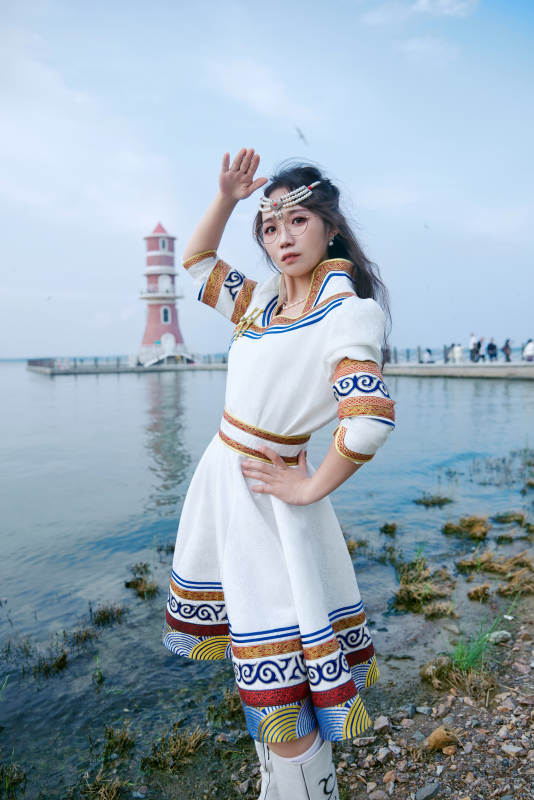 穿着蒙古族不里亚特传统服饰的亚洲美女