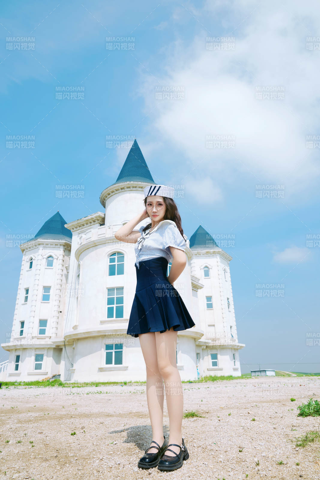 身穿水手服在城堡別墅前拍照打卡的亞洲美女