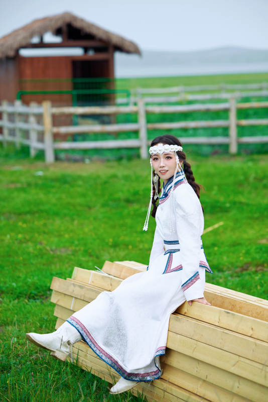 穿着蒙古族不里亚特传统服饰的亚洲美女