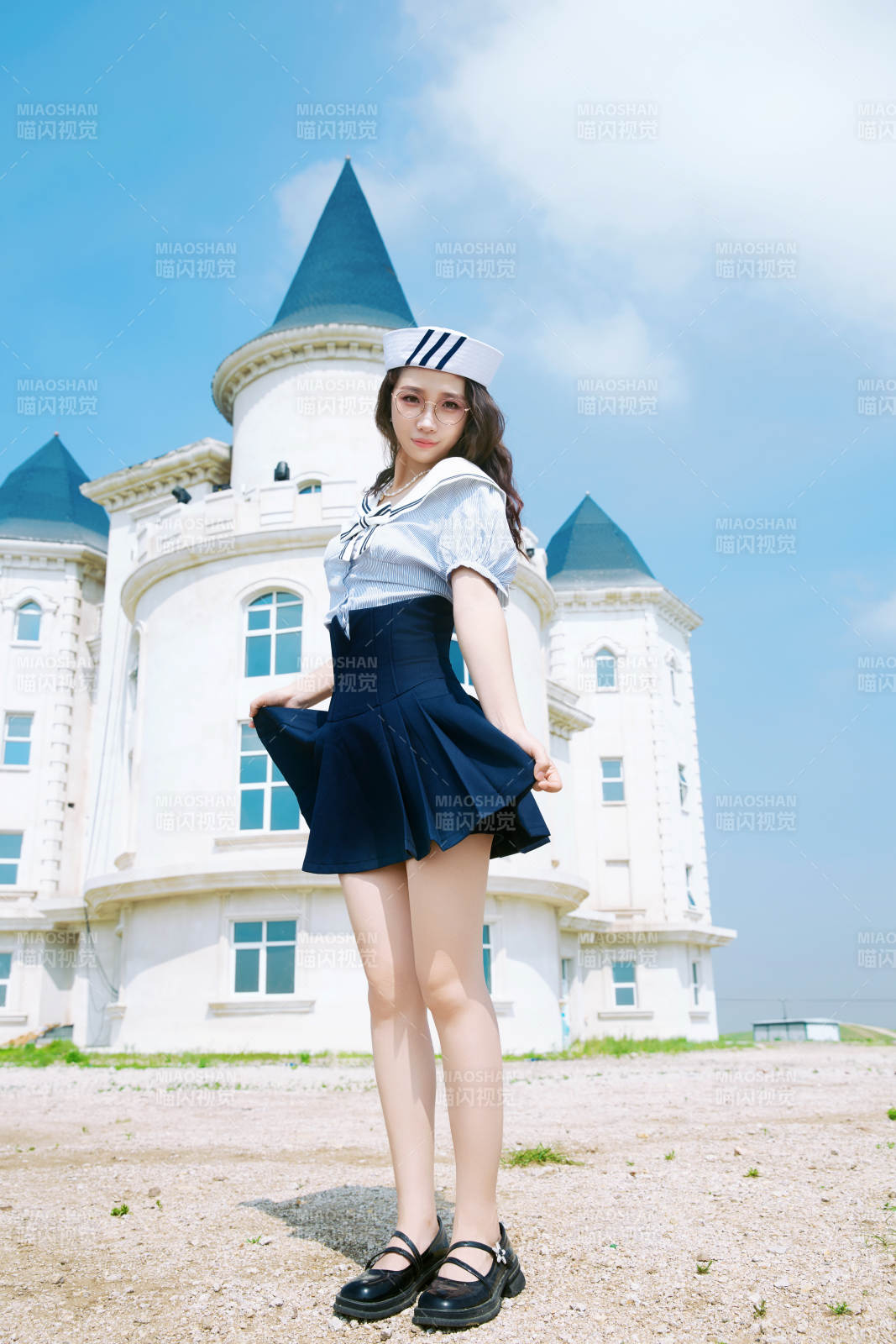 身穿水手服在城堡別墅前拍照打卡的亞洲美女