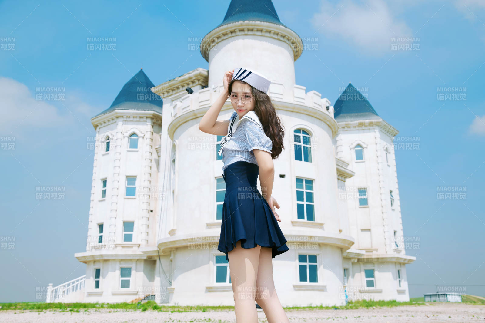 身穿水手服在城堡別墅前拍照打卡的亞洲美女