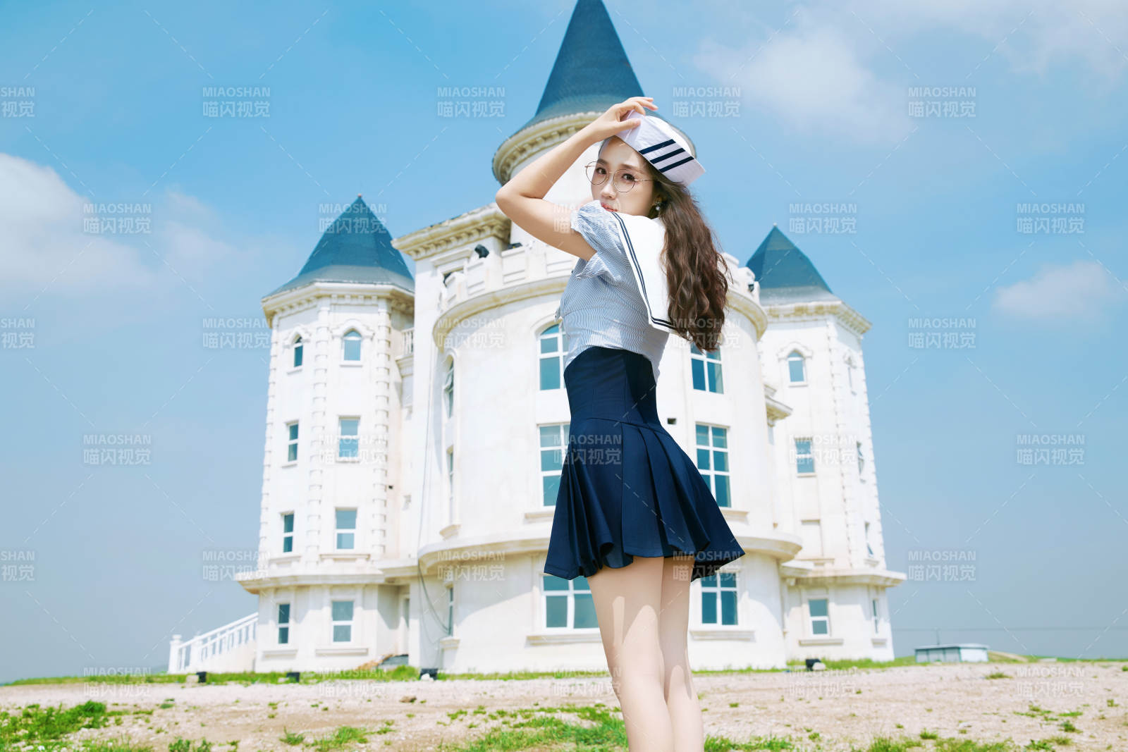 身穿水手服在城堡别墅前拍照打卡的亚洲美女