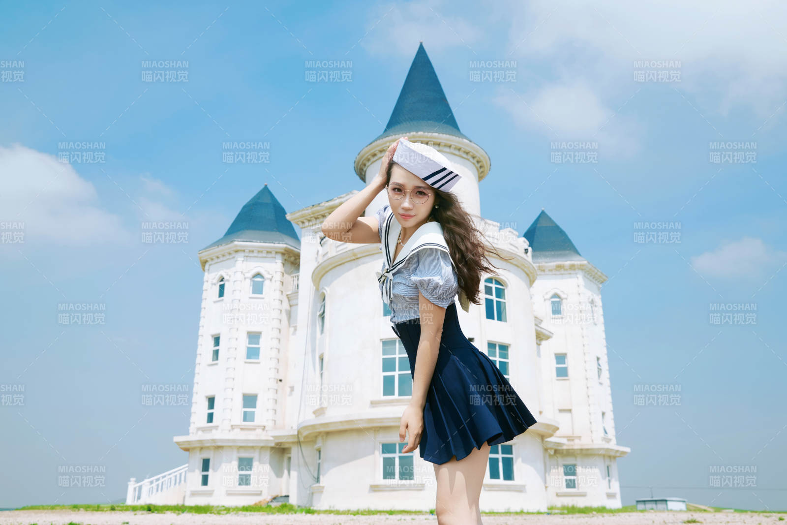 身穿水手服在城堡別墅前拍照打卡的亞洲美女