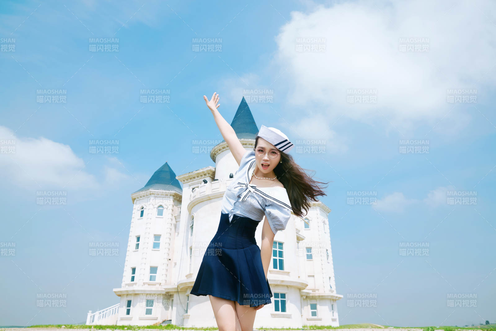 身穿水手服在城堡別墅前拍照打卡的亞洲美女