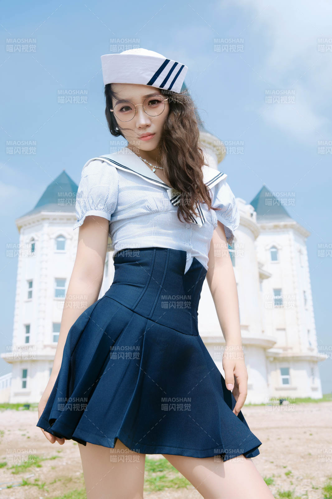 身穿水手服在城堡别墅前拍照打卡的亚洲美女