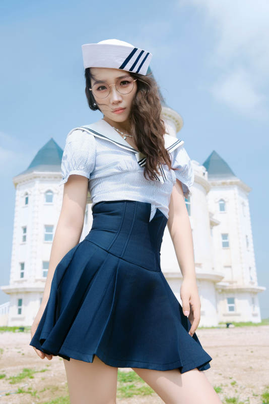 身穿水手服在城堡别墅前拍照打卡的亚洲美女