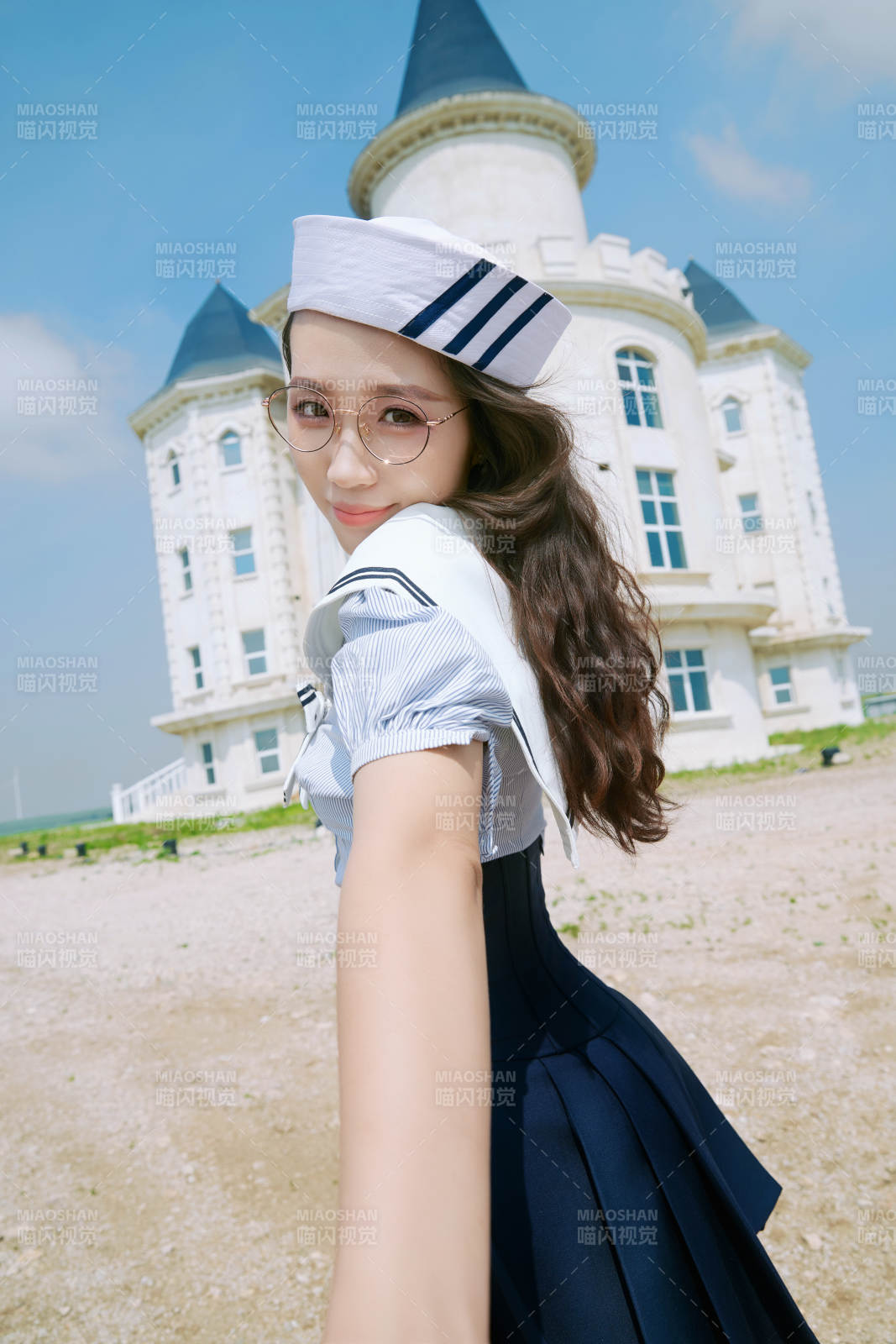 身穿水手服在城堡別墅前拍照打卡的亞洲美女