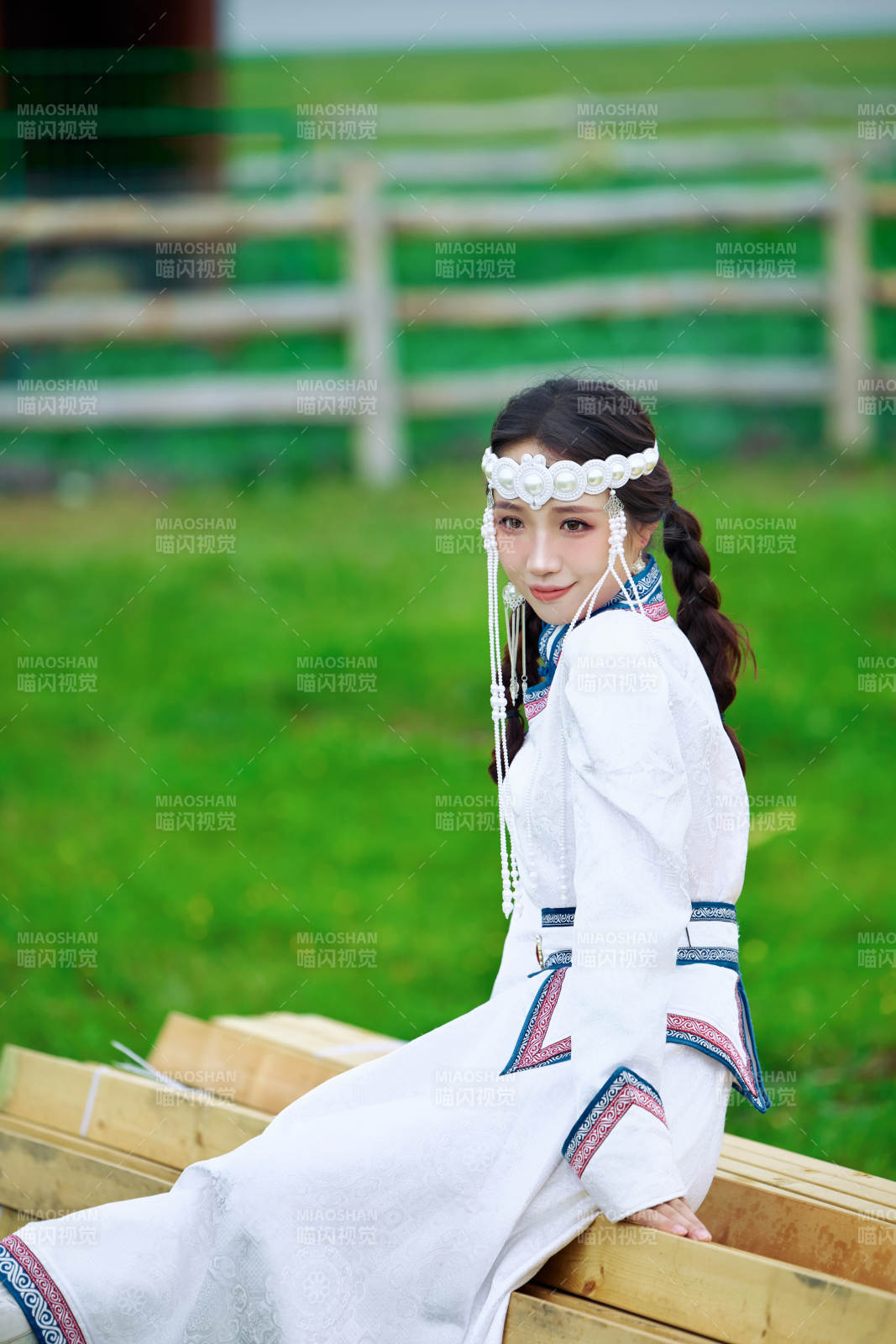 穿着蒙古族不里亚特传统服饰的亚洲美女