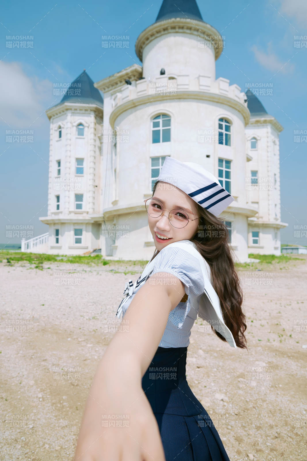 身穿水手服在城堡別墅前拍照打卡的亞洲美女