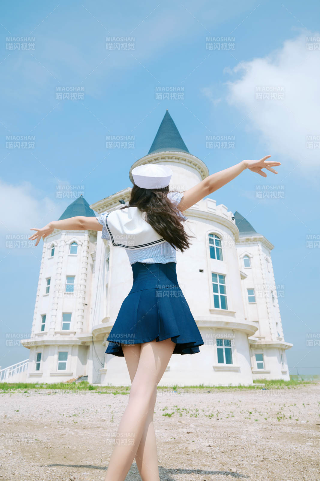 身穿水手服在城堡別墅前拍照打卡的亞洲美女